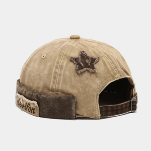 Détail du bonnet docker vintage avec patch pentagramme et étiquette sur le côté