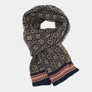 Détail d'une écharpe en maille jacquard bleu marine et beige avec rayures rouges et côtes