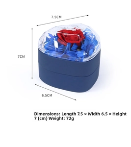 Detail showing heart-shaped preserved flower box dimensions 7.5x6.5x7 cm and 72g weight