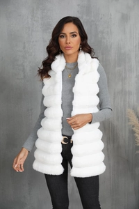 Vue détaillée du gilet en fausse fourrure blanche avec coutures horizontales