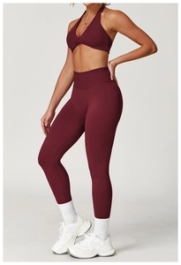 Detail des weinroten Yoga-Sets mit hoher Taille und überkreuztem Rücken-Design