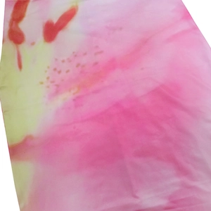 Gros plan sur l'imprimé floral aquarelle rose et jaune du tissu de robe en polyester