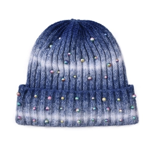 Berretto in maglia sfumata blu e bianca con decorazioni di perle colorate per l'inverno