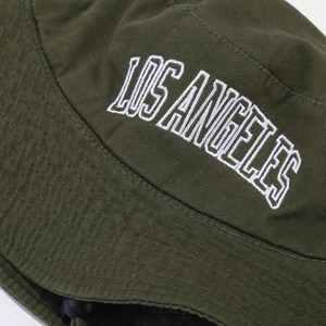 Gros plan du chapeau bob vert olive avec broderie Los Angeles et cordon de serrage réglable
