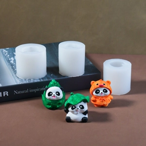 Detalle de moldes de silicona panda 3D con figuras de panda terminadas en resina