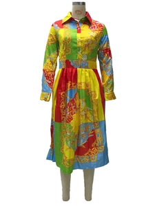 Detalle de vestido camisero con estampado barroco, patchwork de colores y cuello clásico
