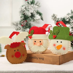 Trois sacs cadeaux de Noël en feutrine avec Père Noël, bonhomme de neige et renne