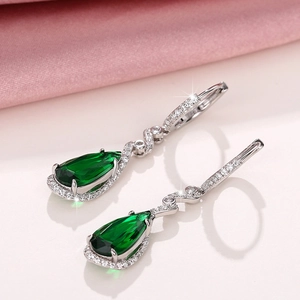 Eleganti orecchini pendenti a goccia di smeraldo con zirconi scintillanti in argento