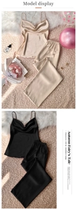 Détail d'un ensemble de pyjama en satin avec caraco et pantalon champagne et noir