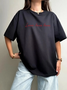 Oversized μαύρο βαμβακερό T-shirt με κόκκινο Love love love τύπωμα για γυναίκες