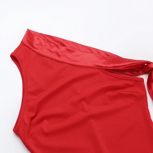 Détail de la robe rouge à épaule dénudée avec empiècement en satin et nœud élégant au cou