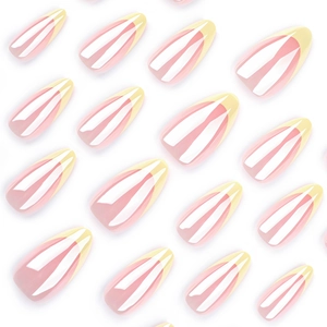 Uñas postizas almendradas rosa con puntas amarillas estilo francés sobre fondo blanco