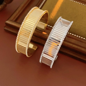 Détails des bracelets ouverts plaqués or et argent avec texture plissée et micro-diamants