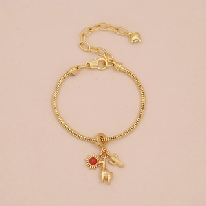 Bracelet à breloques dorées avec pendentifs soleil, alpaga et cactus sur rose