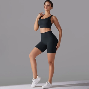 Dettaglio del set yoga nero con reggiseno sportivo incrociato sul retro e pantaloncini