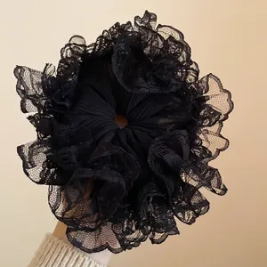 Chouchou élégant en dentelle noire de style français avec bordure en maille plissée