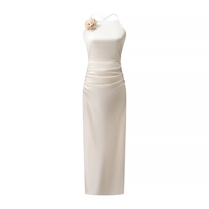 Abito elegante in raso beige con scollo all'americana, fiore 3D e vita a pieghe