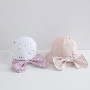 Détail chapeau de soleil fille en dentelle évidée avec broderie fraise et nœud vichy