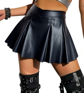 Détail de la mini-jupe plissée en cuir PU noir avec texture de haute qualité et style punk
