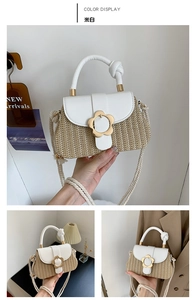 Détails du sac en paille beige avec fermoir fleur dorée et bandoulière tissée