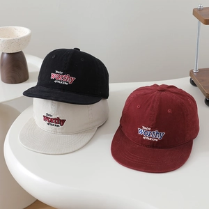 Trois casquettes hip hop brodées pour enfants en noir, beige et bordeaux en coton