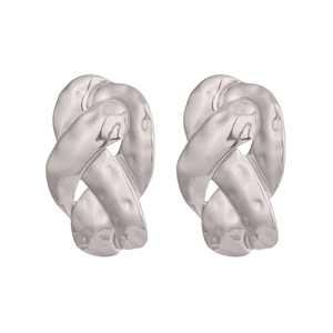 Gros plan de boucles d'oreilles argentées avec texture martelée et design de nœud torsadé