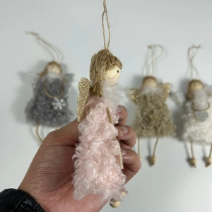 Détail de l'ange de Noël rose en peluche avec des ailes à paillettes brillantes