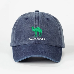 Detailaufnahme der grünen Kamelstickerei und Saudi-Arabien-Schrift auf der blauen Jeansmütze