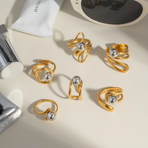 Anelli minimalisti con sfere in oro e argento e design aperto in acciaio inox