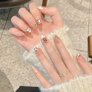 Handgefertigte Mandel-Kunstnägel mit Ahornblatt-Design und glitzernden Goldfolien-Akzenten