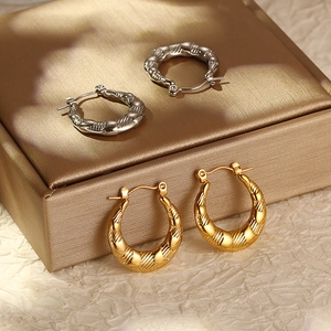 Orecchini A Cerchio In Acciaio Inossidabile Placcati Oro 18K Con Strisce Diagonali Gioielli Minimalisti Per Donna