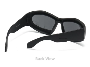 Gros plan des lunettes de soleil Y2K noir mat montrant les détails internes et le code de taille