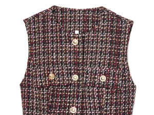 Detailansicht der Tweed-Weste mit rot-rosa Webmuster und goldenen Metallknöpfen