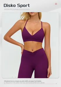 Vue détaillée d'une brassière de yoga violette à col en V et d'un legging assorti