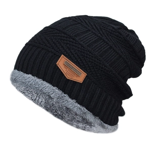Bonnet d'hiver en tricot chaud avec doublure en fausse fourrure grise et écusson