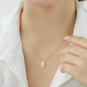 Gros plan du collier main de Hamsa en argent S925 avec incrustations de zircons sur mannequin