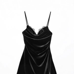 Elegantes schwarzes Satin-Unterkleid mit zartem Spitze-V-Ausschnitt und schmaler Passform