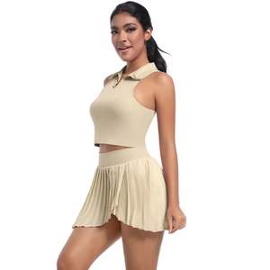 Détail d'une jupe de tennis plissée beige clair et d'un polo sans manches pour le sport