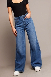 Dettaglio dei jeans a vita alta da donna con gamba larga e lavaggio blu classico in denim