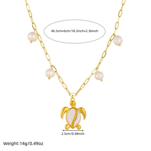 Collier en acier doré avec pendentif tortue, émail blanc et perles délicates