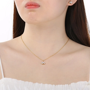 Parure de bijoux cœur doré avec collier et boucles d'oreilles sertis de cristaux