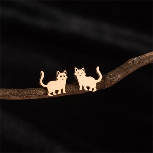 Boucles d'oreilles silhouette chat en acier inoxydable doré poli sur une branche