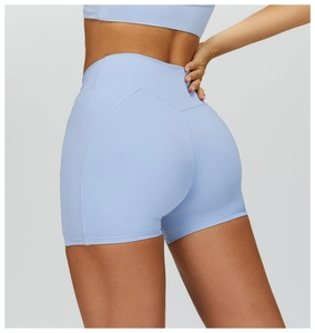 Dettaglio degli shorts da yoga azzurri a vita alta con design arricciato effetto push-up