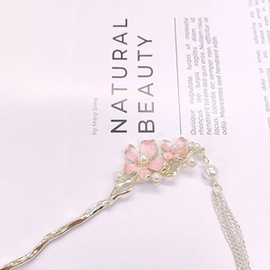 Détail de l'épingle à cheveux fleur de cerisier avec pompons et perles pour Hanfu