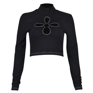 Details des schwarzen bauchfreien Tops mit Blumenausschnitt und weißen Kontrastnähten