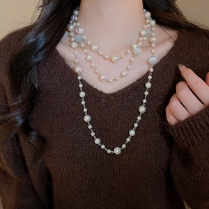 Gros plan d'un collier multicouche en perles et cristal d'opale de style français