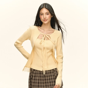 Ensemble cardigan en maille jaune avec dentelle et jupe à carreaux marron élégante