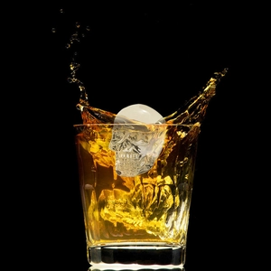 Detailansicht der Totenkopf-Eiswürfelform, realistisches Design für Whiskydrinks.