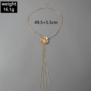Détail du collier feuille de ginkgo doré avec perle et pompon incluant les dimensions