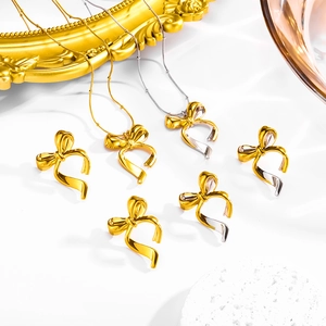 Geometrisches Bandschleifen Titanstahl Schmuckset 18K Vergoldet Halskette Ohrringe Mode Accessoire Für Damen